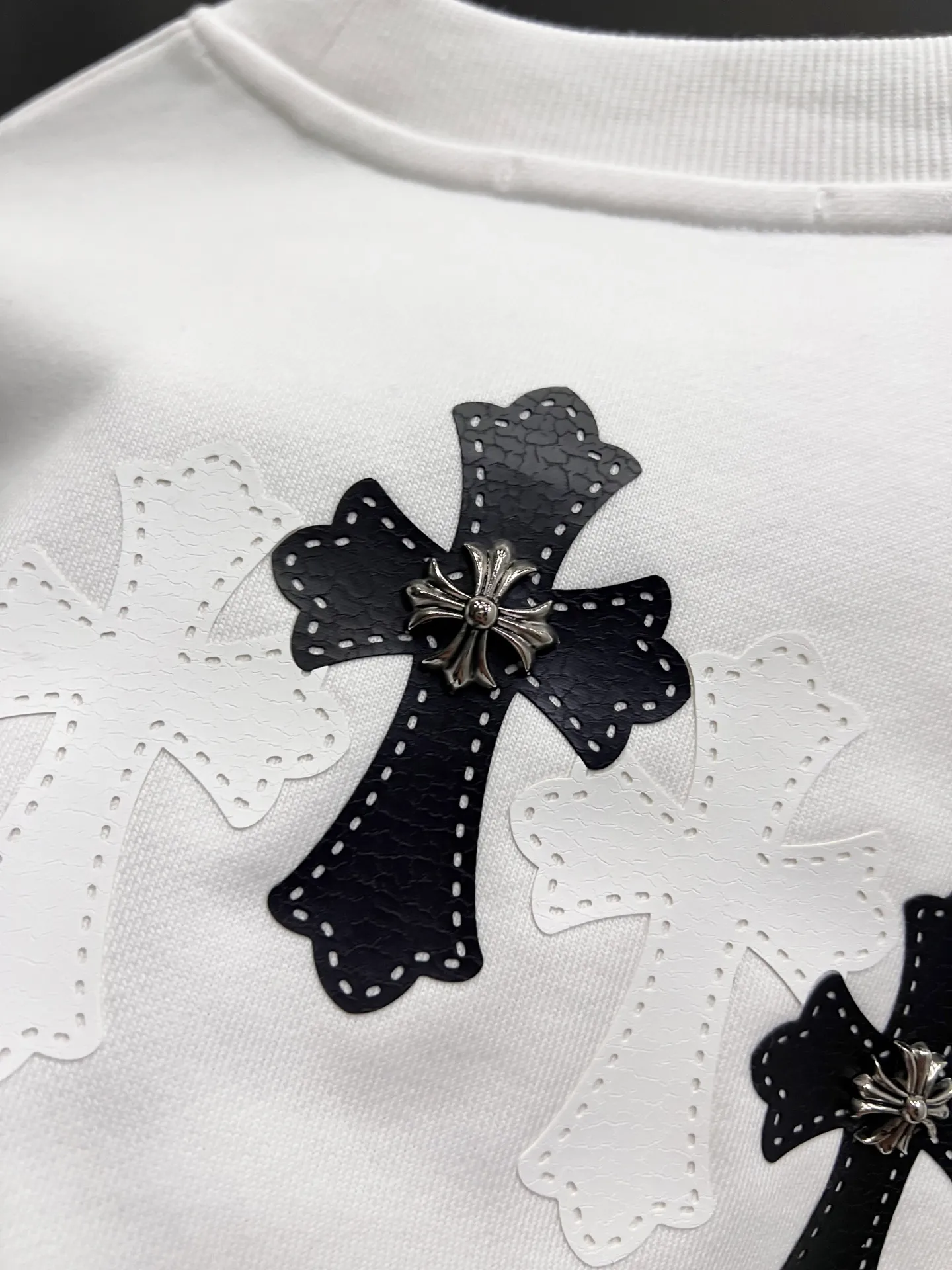 🅿️280 CH Crowe 2025 Autumn and Winter New Style Round Neck Long Sleeve Sweater Cross Patch Leather + Customized Hardware Metal Horseshoe Sanskrit Characters + Middle Eastern Australian Diamond Design Craftsmanship The real thing is great🔥Same style for men and women, loose version Size S M L XL XXL Five sizes Black White